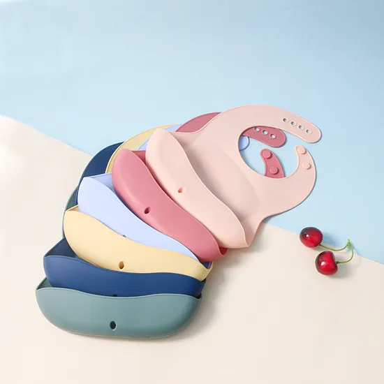 Bavaglino in silicone colorato facile da pulire per neonati